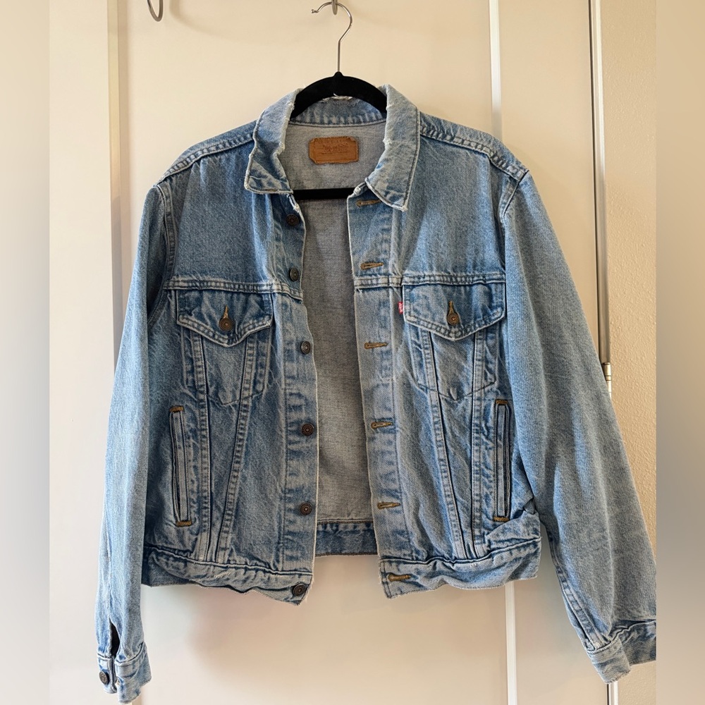 Vintage Levi’s Light Wash Denim Jacket USA Style Women’s M/L (from the 80’s)
